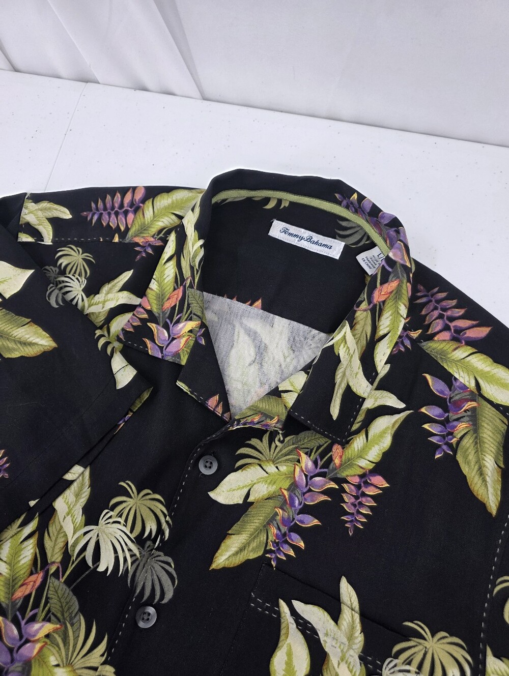 Tommy Bahama Hawaiian Shirt Men's Size Large Black Floral 100% Silk Pick Stitch.